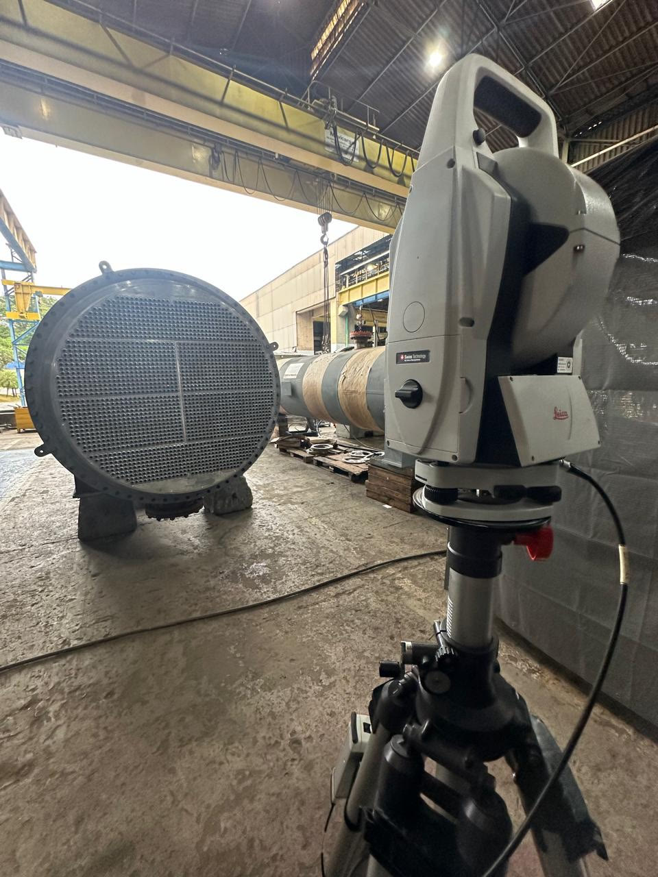 Laser Tracker da M3DI medindo trocador de calor em galpão industrial