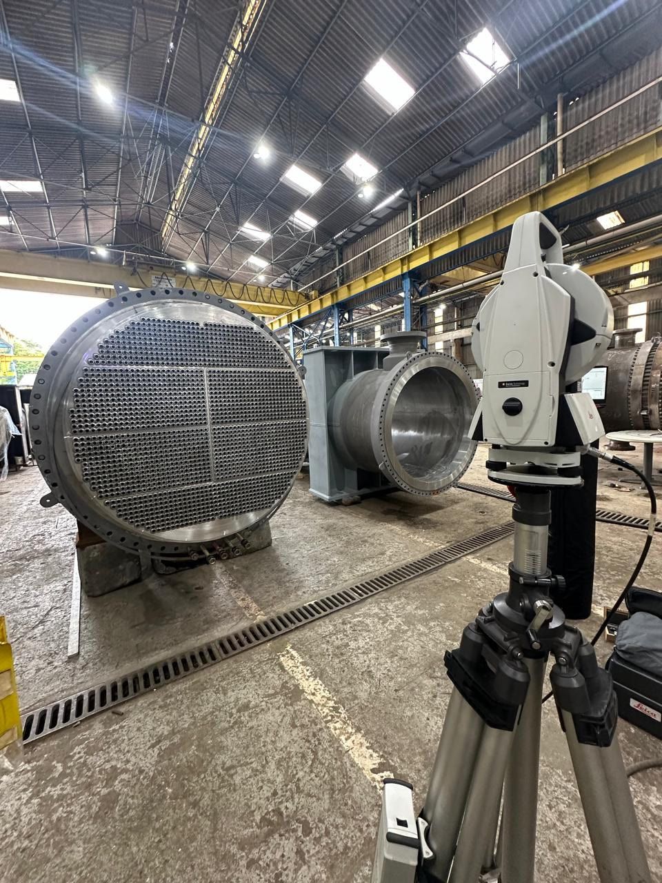 Laser Tracker em galpão industrial