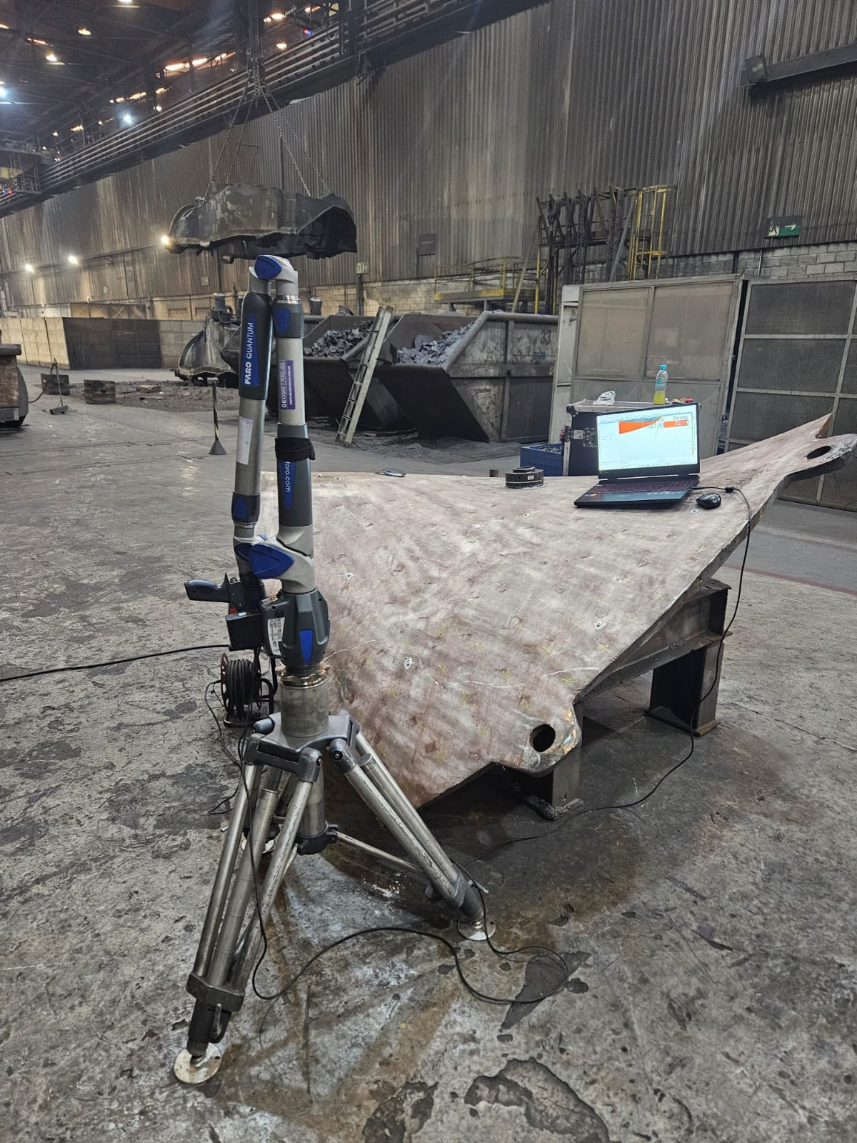 Braço 3D inspecionando chapa estrutural