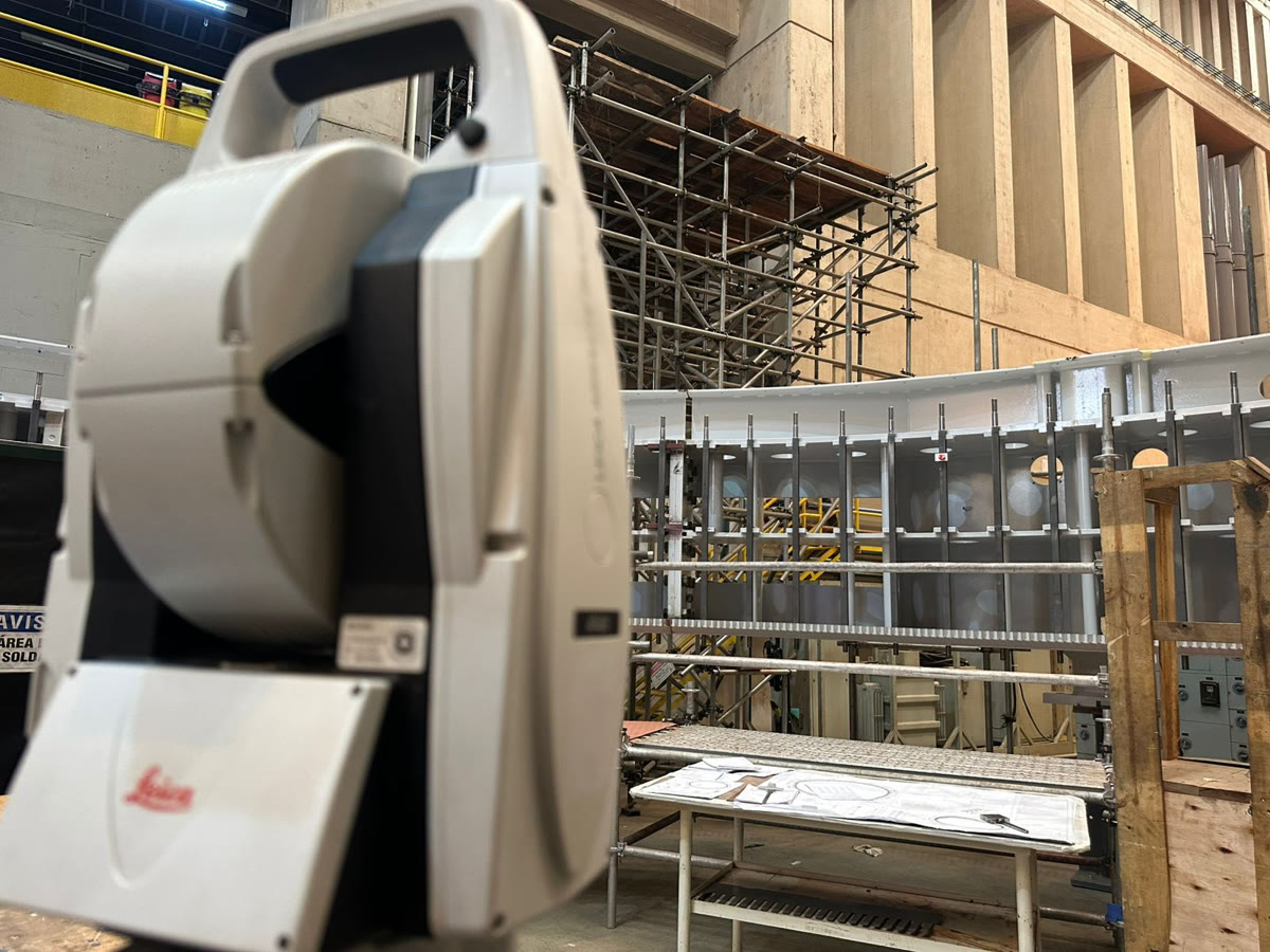 Laser Tracker diante de estrutura metálica