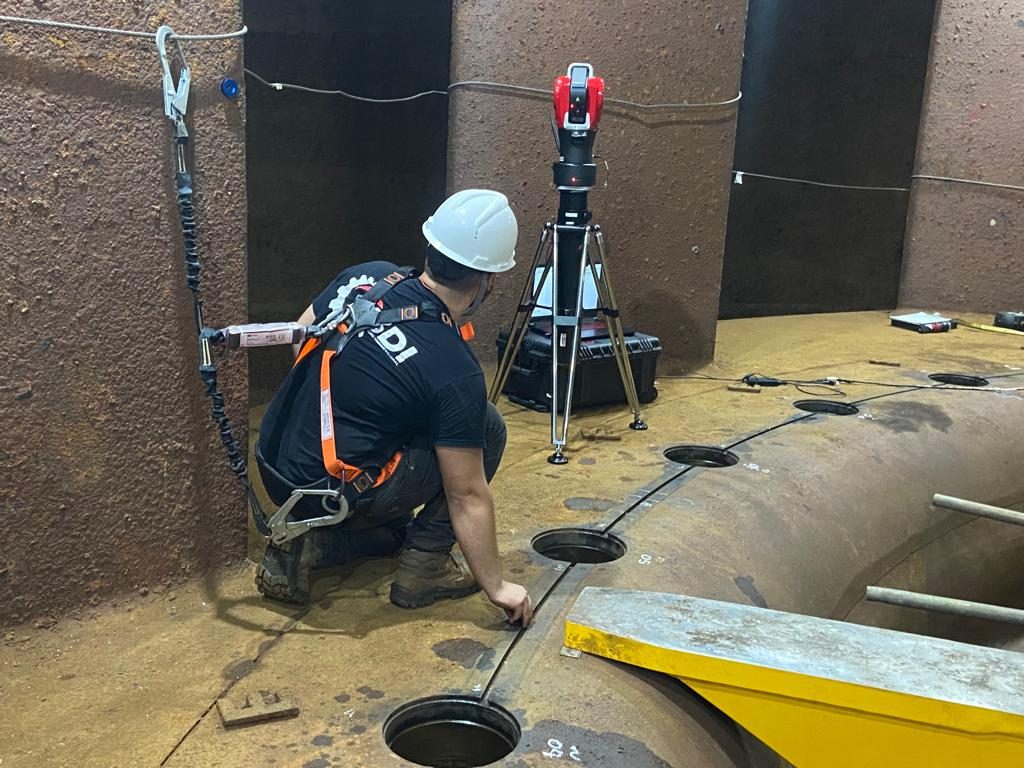 Técnico da M3DI medindo com Laser Tracker dentro de estrutura industrial
