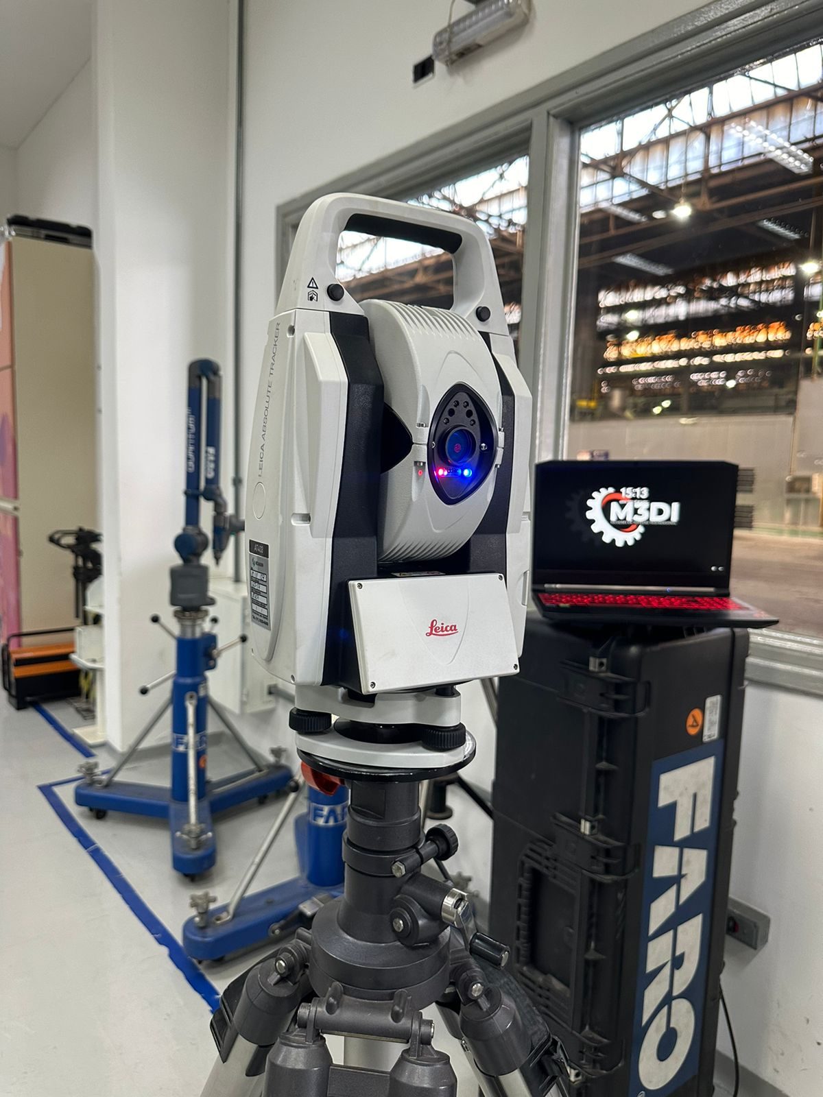 Laser Tracker da M3DI montado em campo, pronto para medição