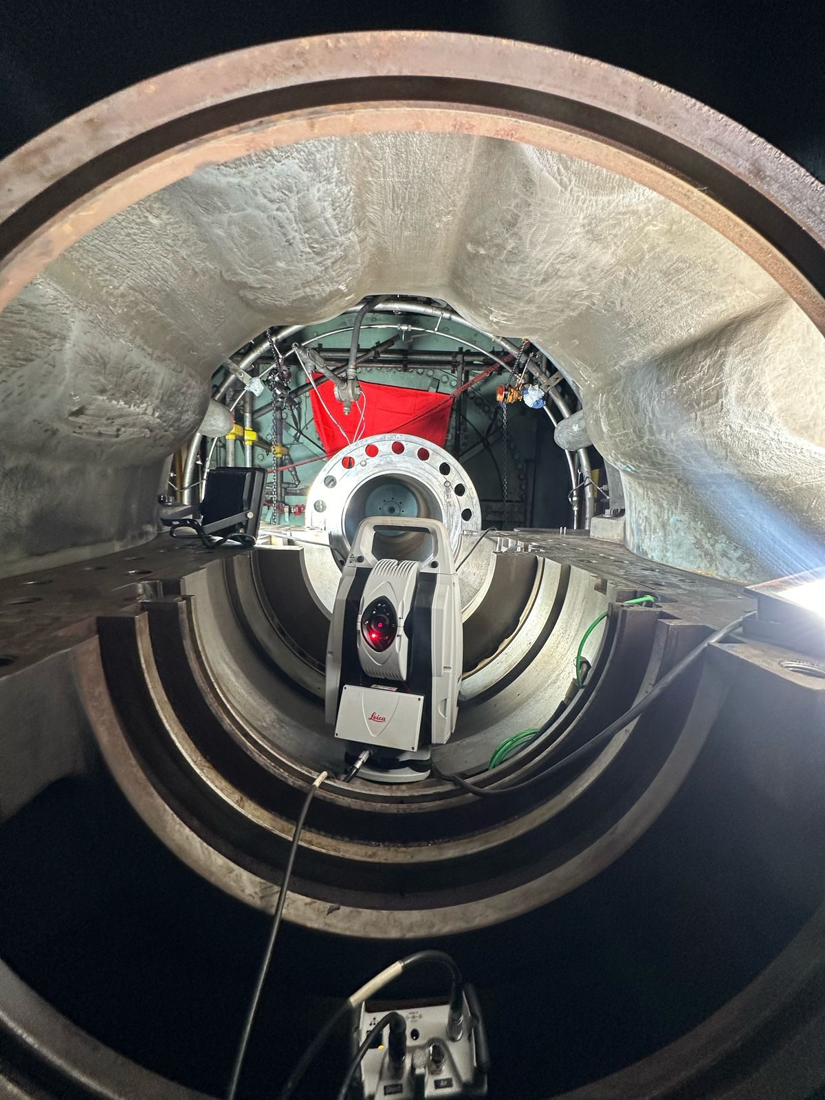 Laser Tracker posicionado dentro de uma turbina