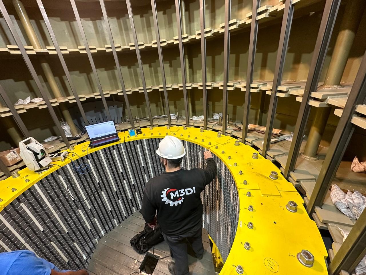 Técnico da M3DI inspecionando estrutura circular de grande porte