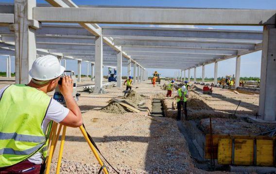Levantamento com estação total em obra industrial